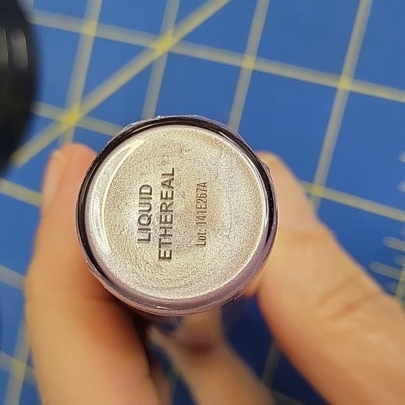 Revolution Pinkish  Silver Metallic Liquid Highlighter 18ml New - Picture 4 of 4